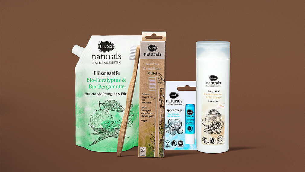 Balzam na pery, zubná kefka, telová emulzia, telové mlieko a tekuté mydlo značky bevola naturals®