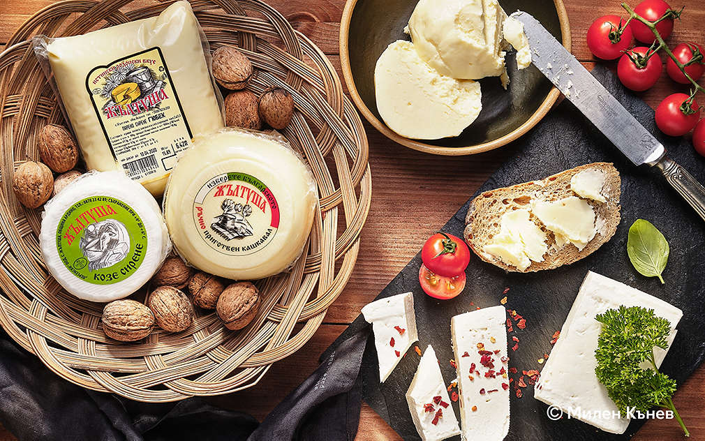 Изображение на различни млечни продукти с марка "Жълтуша"