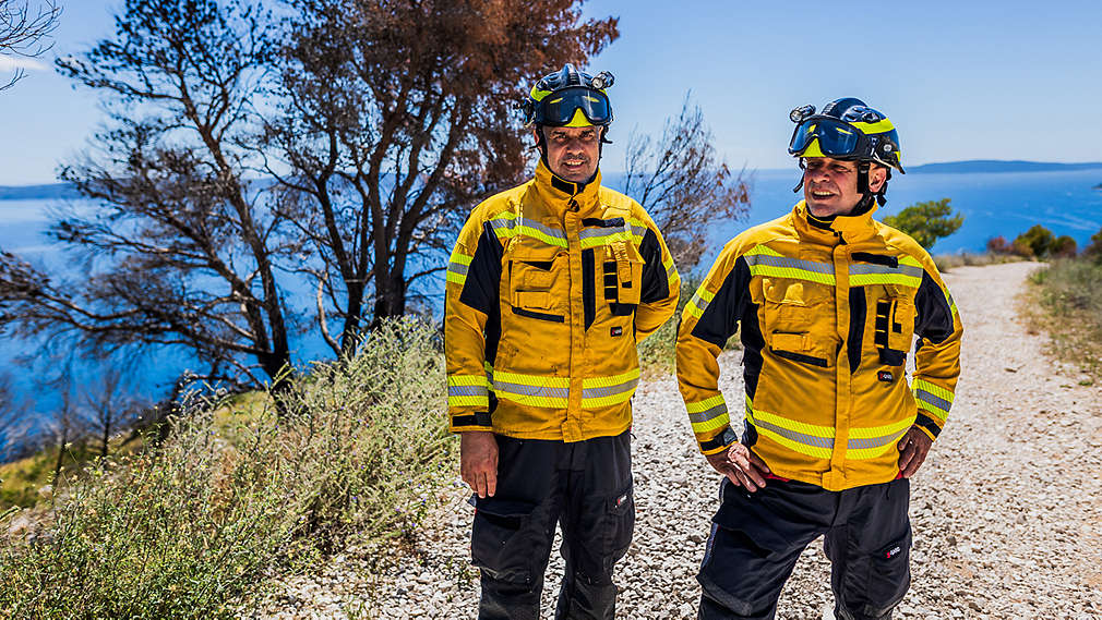 Vatrogasac Božo u Splitu u vatrogasnoj opremi