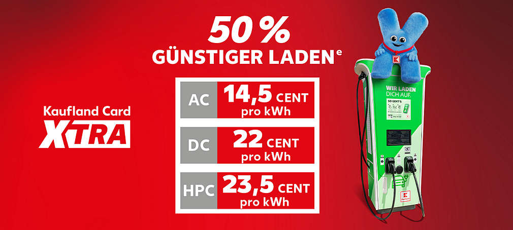 Logo: Kaufland Card XTRA; 50 Prozent günstiger ladenᵉ; AC pro Kwh für 14,5 Cent; DC pro Kwh für 22 Cent; HPC pro Kwh für 23,5 Cent; Maskottchen auf E-Ladesäule; 