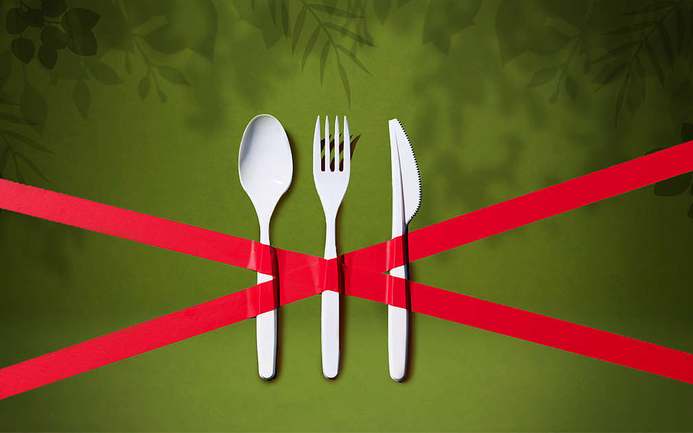 Plastový príbor je preškrtnutý