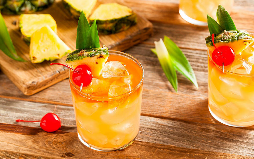 Изображение на чаши с коктейл май тай