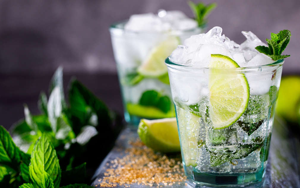 Изображение на две чаши с мохито