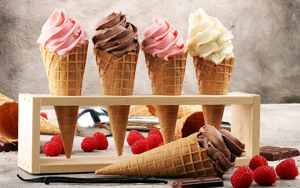 Изображение на няколко фунийки крем сладолед
