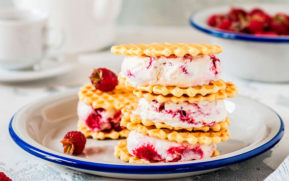 Изображение на два сладоледени сандвича с ягоди