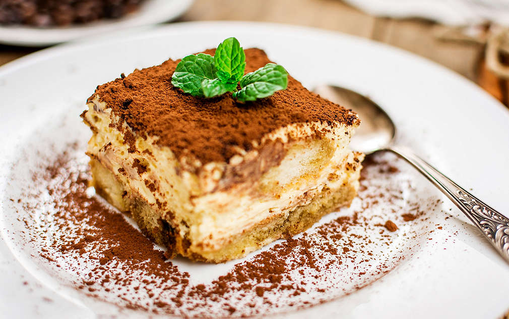 Изображение на парче сочно тирамису