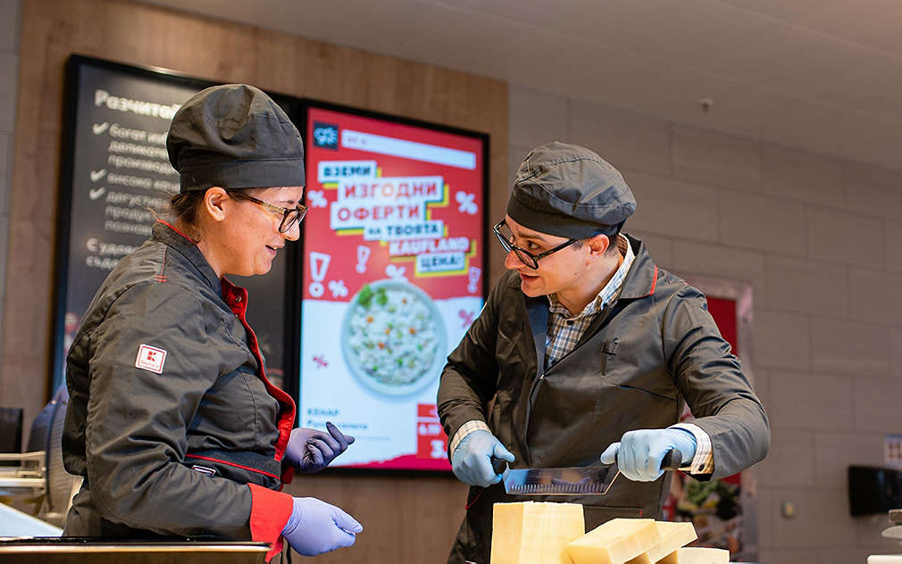 Изображение на двама от служителите на свежата витрина