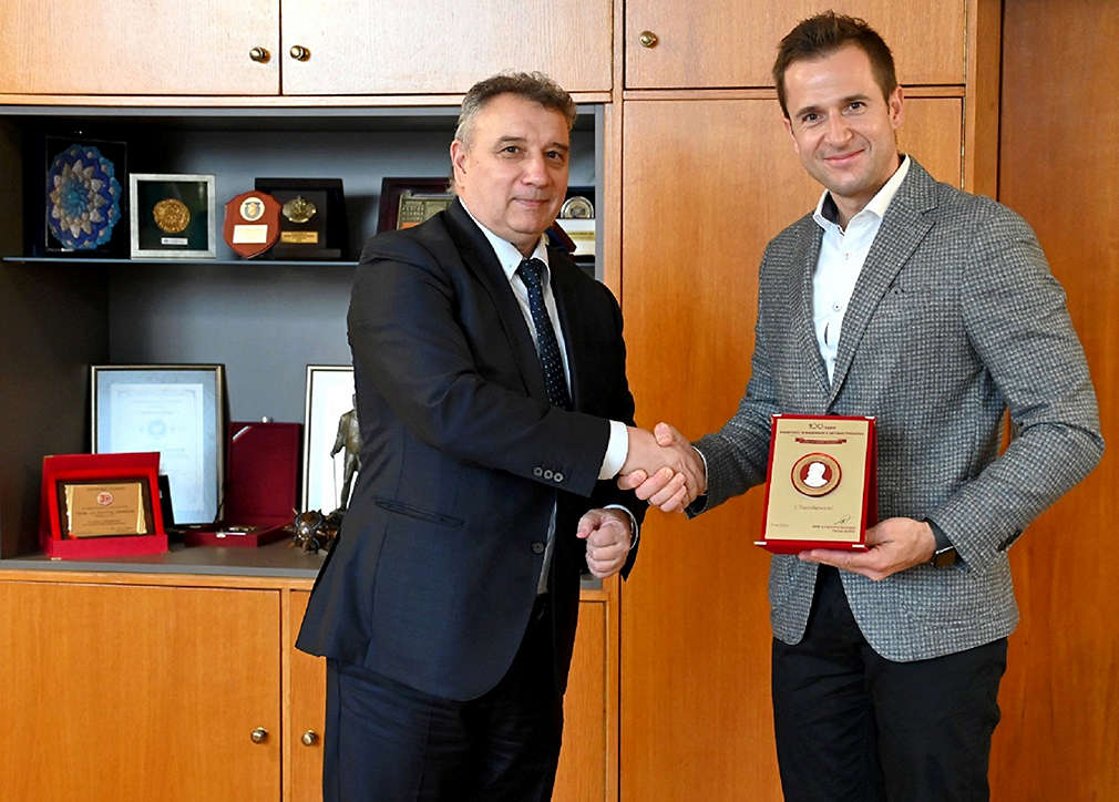 Kaufland България получи юбилеен плакет от УНСС по повод 100-годишнината на университета