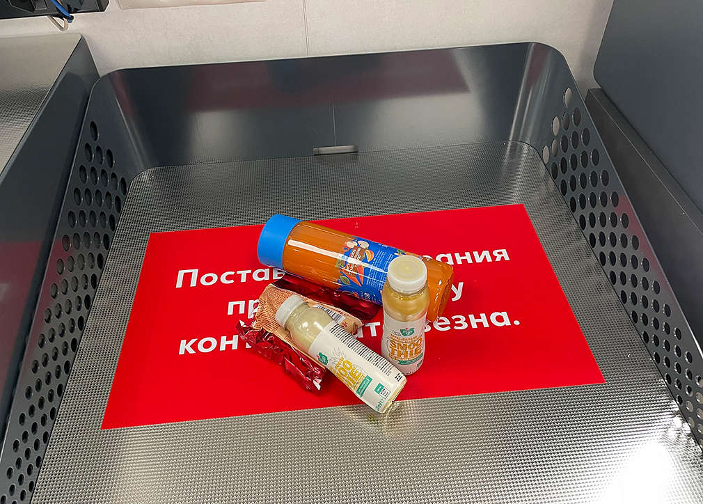 Изображение на продукти, подредени върху контролната везна след сканирането им на касата