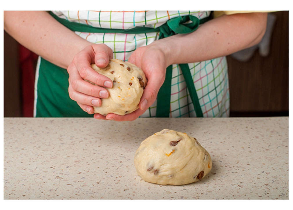 След като тестото удвои обема си се разделя на три топки.