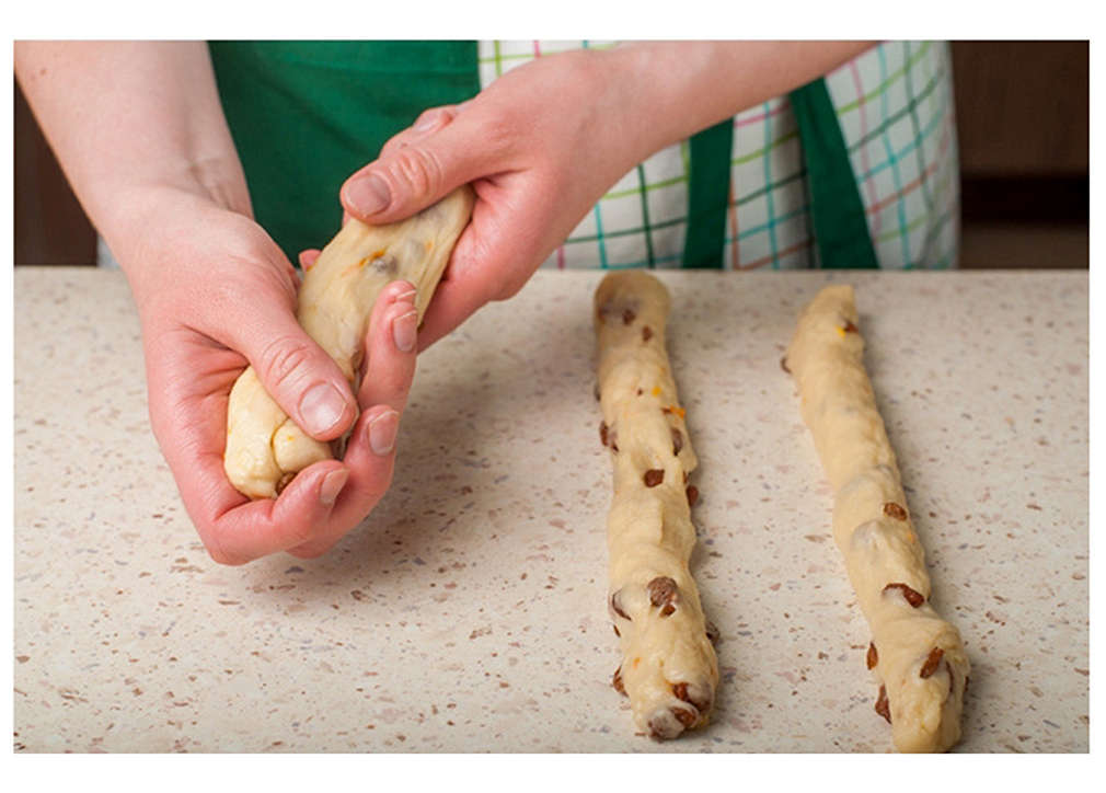 От топките се оформят фитили.