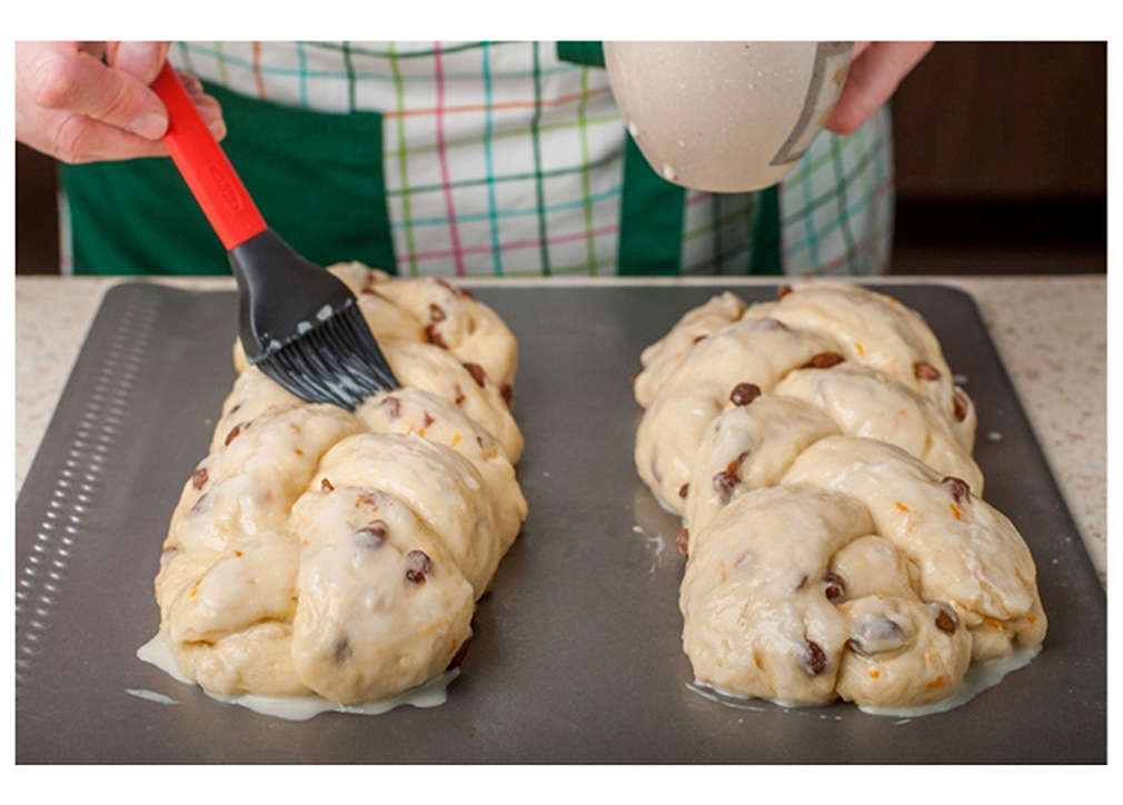 След като удвоят обема си, козунаците се намазват с жълтък