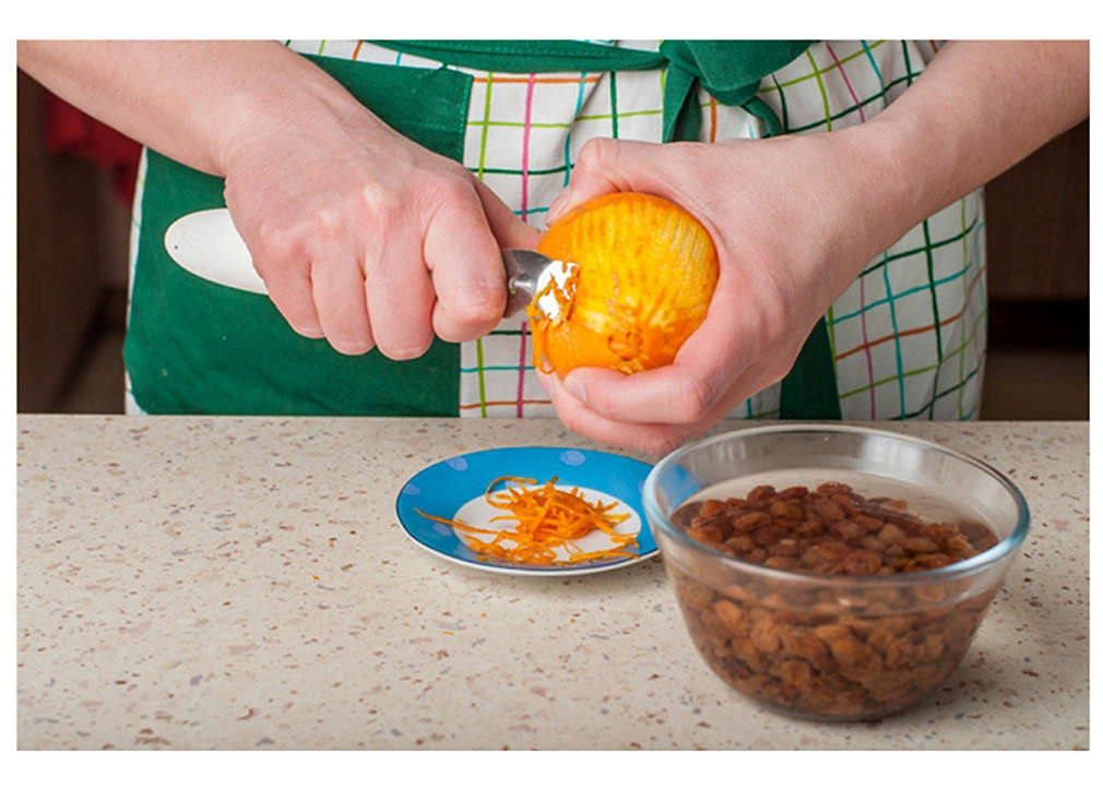 Сушените плодове за козунака се накисват в ром от предишната вечер. Портокаловата кора също може да се настърже предварително.