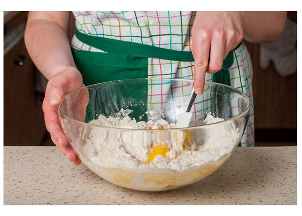 Маята се разтваря в топлото мляко, подсладено със супена лъжица захар