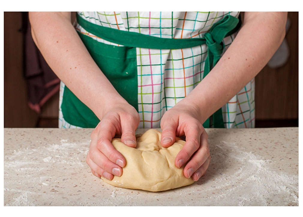 Замесва се меко тесто