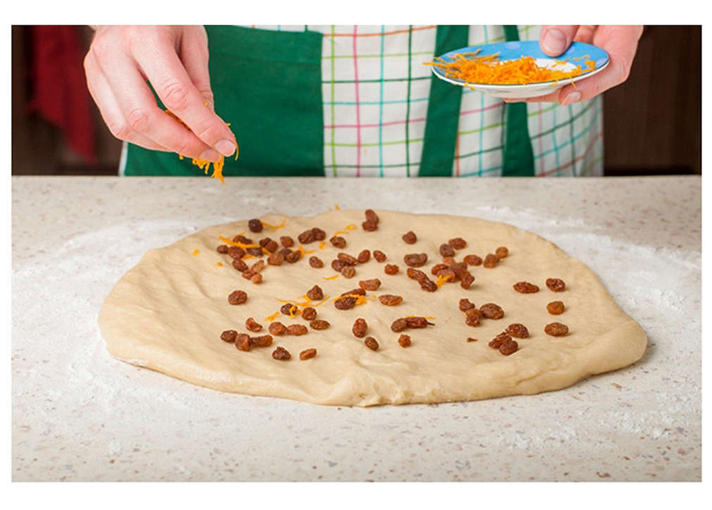 Тестото се разточва върху работния плот