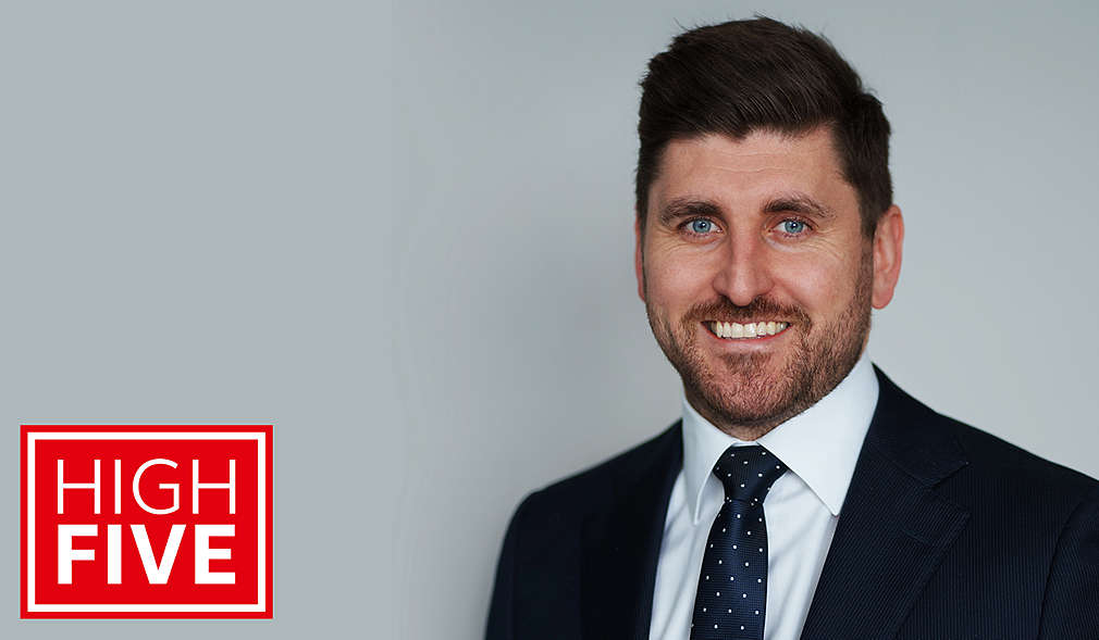 Logo: HIGH FIVE; Abbildung James McEvoy