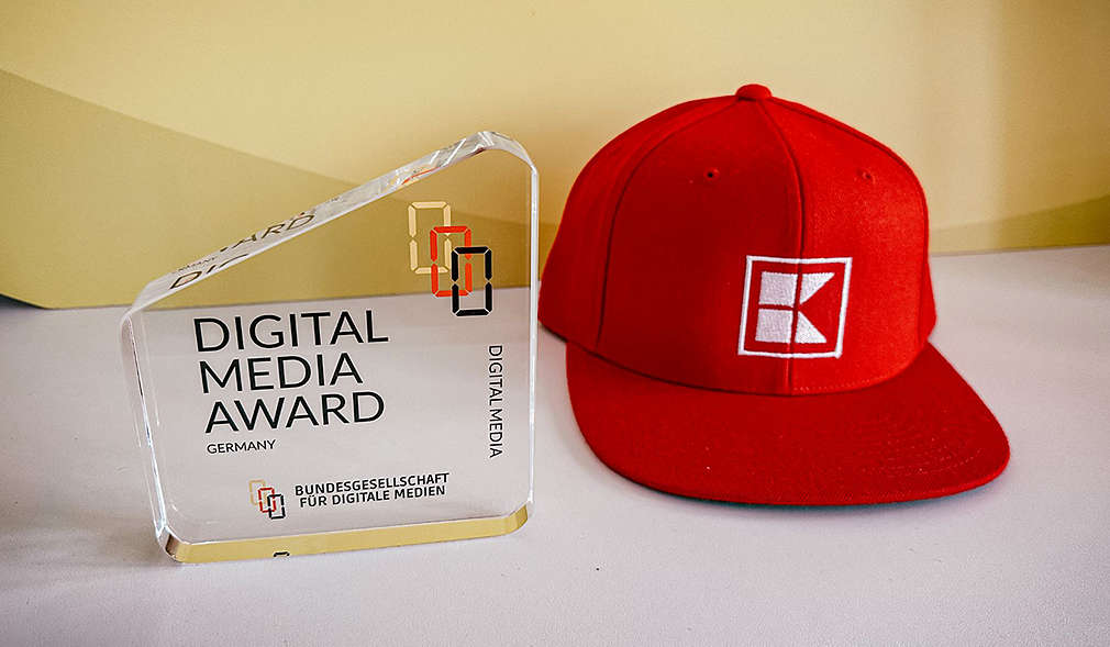 Abbildung: Digital Media Award 2023 in der Kategorie „Digital Media”; Eine rote Mütze mit Kaufland-K