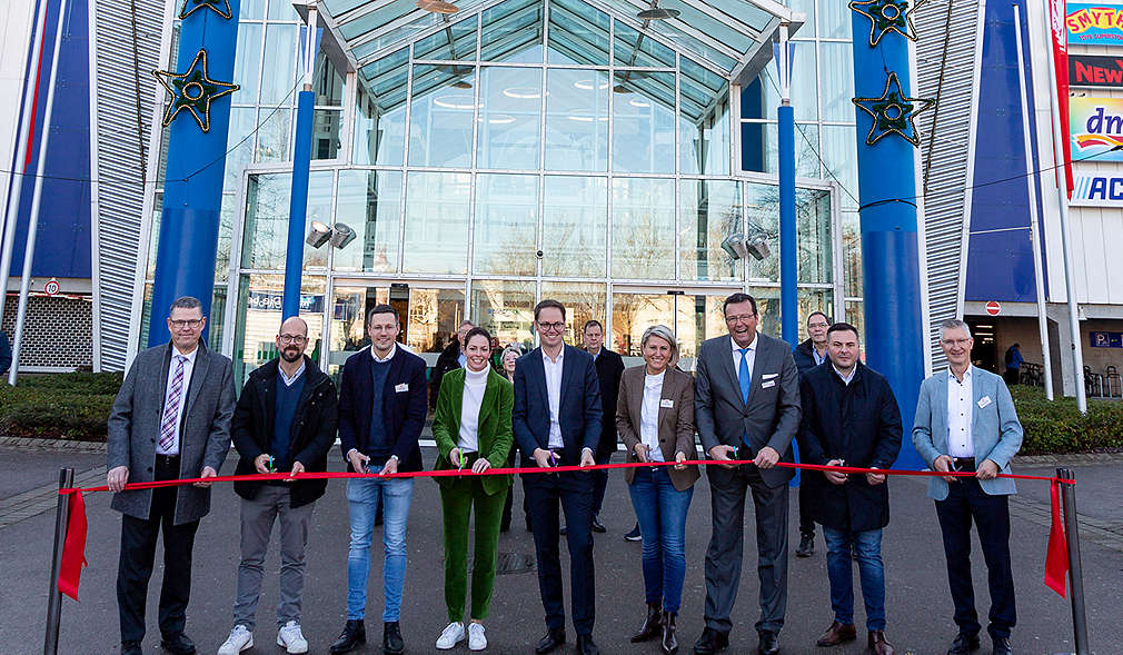 Abbildung: Eröffnung des RemsParks in Wablingen; Mehrere Personen durchschneiden ein rotes Band
