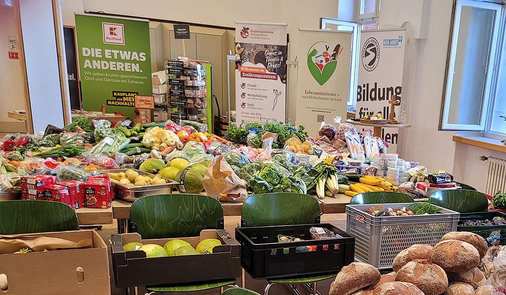 Abbildung: Gerettete Lebensmittel von Kaufland auf einem Tisch