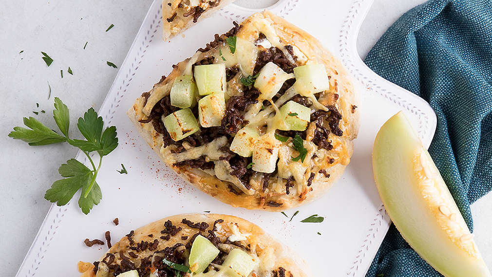 Fladenbrot mit Hackfleisch und Gouda
