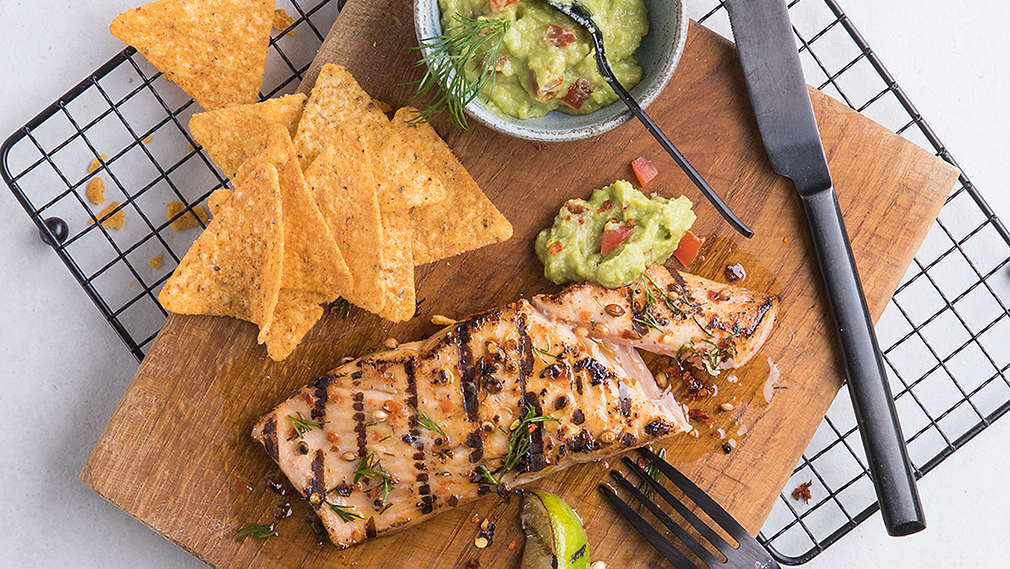 Caipirinha-Lachs vom Grill mit Avocado-Dip