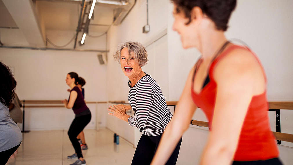 Gruppe in Fitnessraum macht Liegestütz