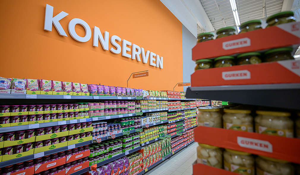 Abbildung: Kaufland-Filiale in Bedburg – Konserven-Regal