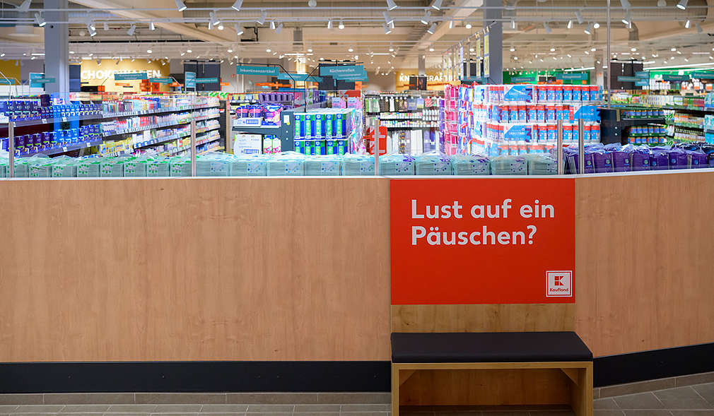 Abbildung: Kaufland-Filiale in Wesel – Innenansicht; Sitzbank