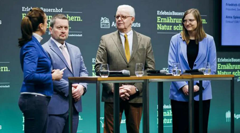 Personen auf einer Bühne sprechen miteinander