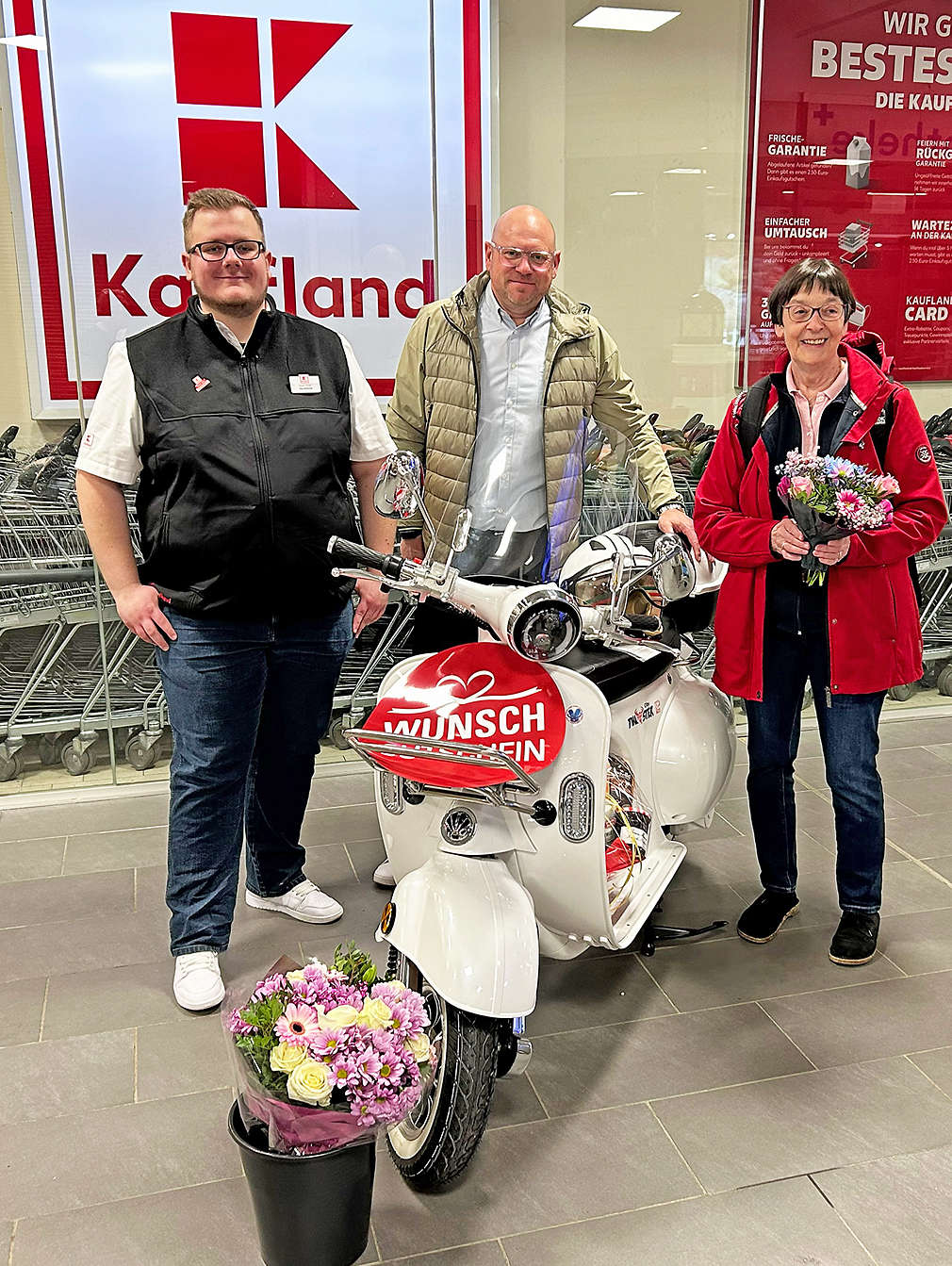Gewinnübergabe vor einer Kaufland-Filiale