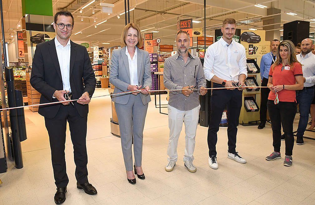 Изображение на Иван Чернев, главен изпълнителен директор на Kaufland Българи, Йорданка Фандъкова, кмет на София, арх. Стефан Стефанов, кмет на район Младост и главния управител на Германо-българската индустриално-търговска камара д-р Митко Василев, които прерязват лентата на новия хипермаркет