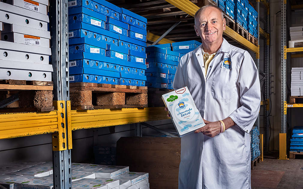 muž v mlékárně s krabicí mléka