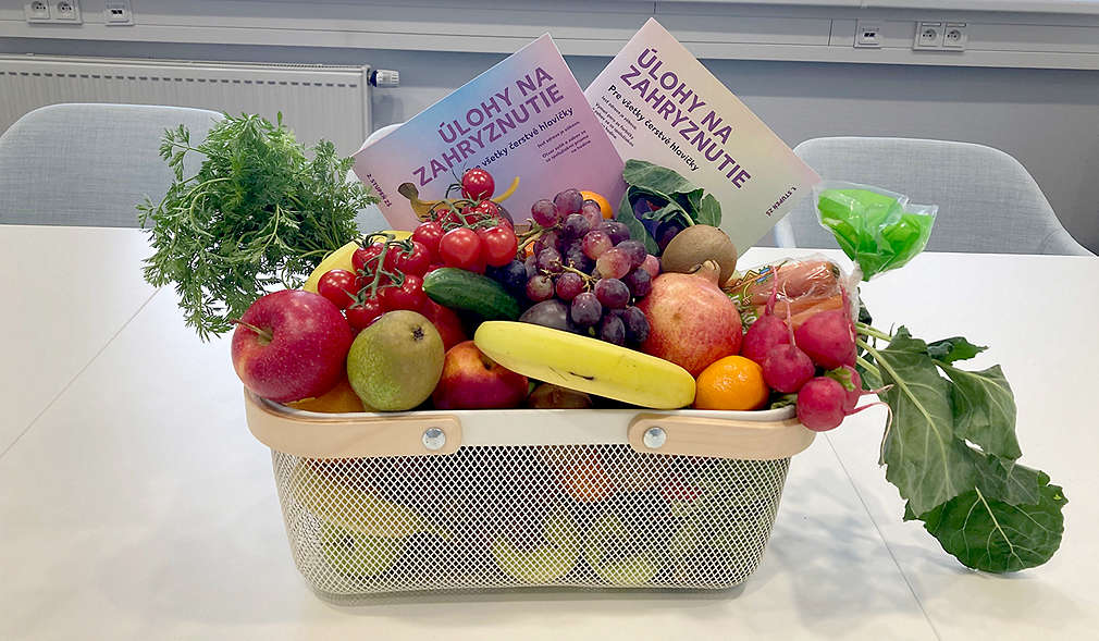 Košík plný ovocia a pracovných zošitov ,,Úlohy na zahryznutie"