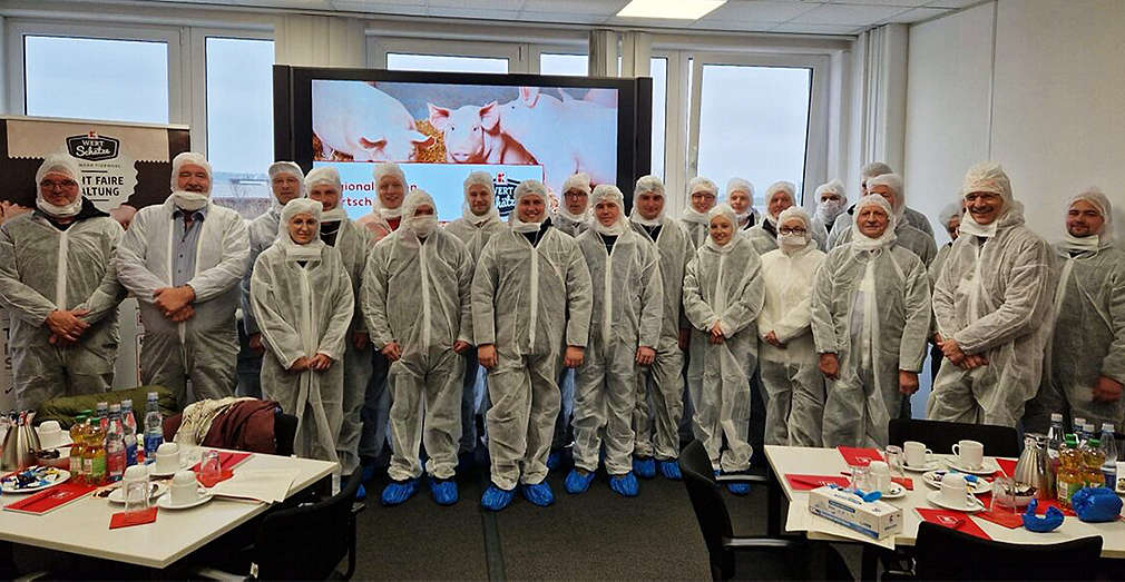 Regionaltreffen 2024: Teilnehmer in Hygienekleidung für den Werksrundgang