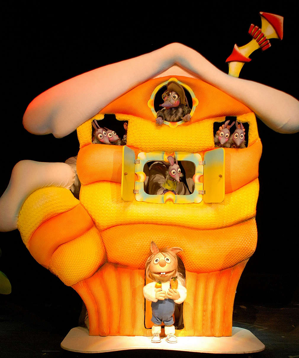 Изображение от постановката "Дядовата ръкавичка" на Държавен куклен театър Варна