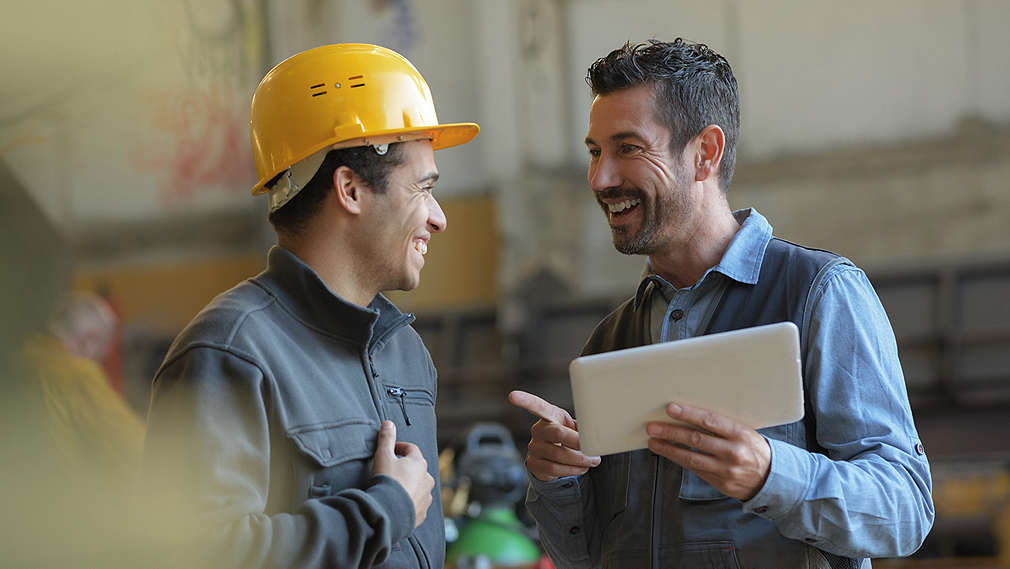 Dva zaměstnanci kontrolují normy