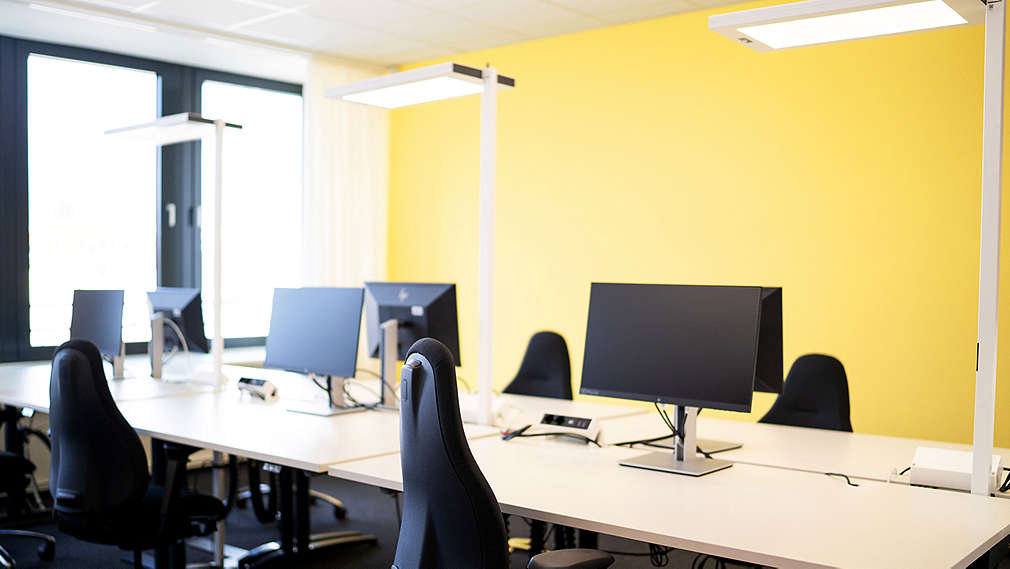 Neue Büroräumlichkeiten mit ergonomischen Arbeitsplätzen