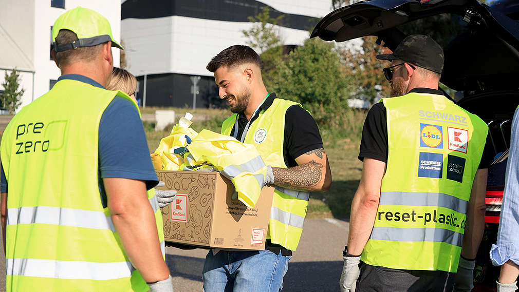 Kaufland-Mitarbeiter sammeln Müll