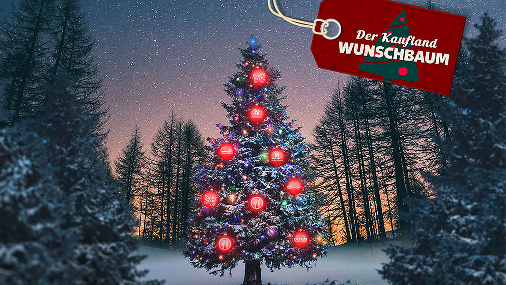 Weihnachtsbaum mit einer Weihnachts-Kaufland-Kugel und Wünschen