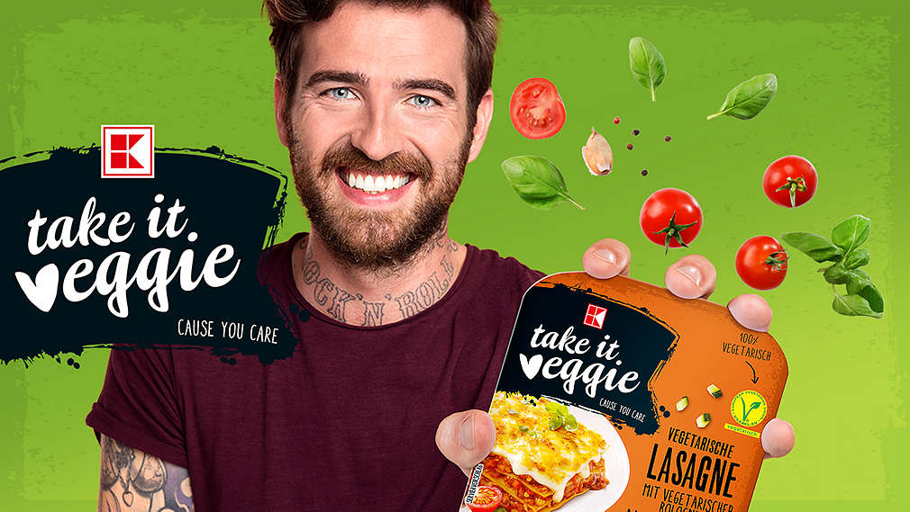 Изображение на млад мъж, който държи продукт на K-Take it veggie 