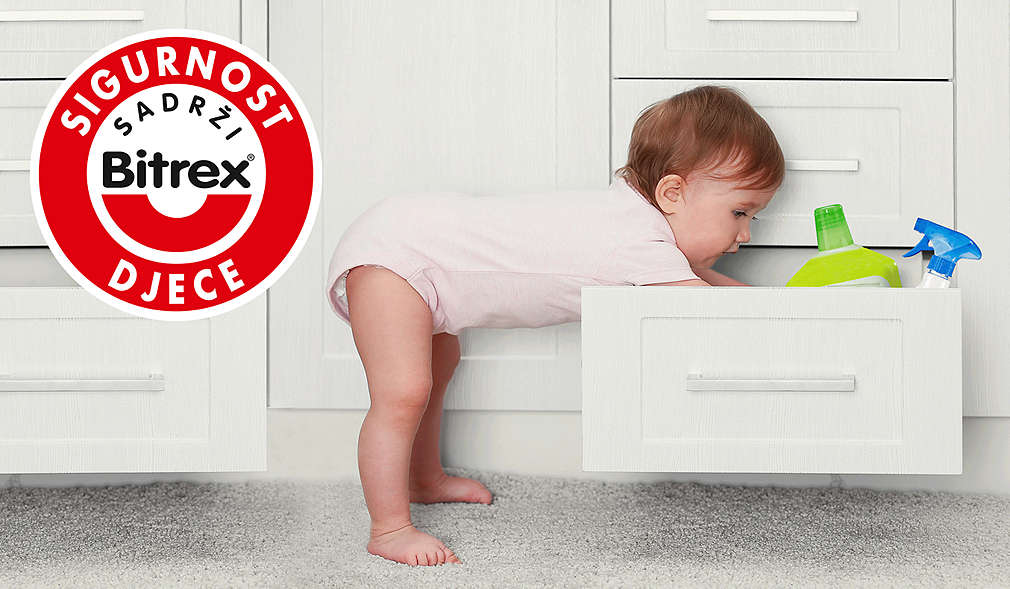 Kleinkind kramt in Schublade mit Reinigungsmitteln