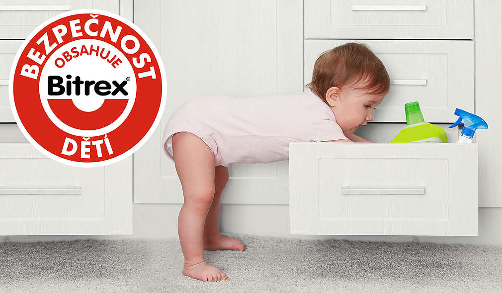 Dítě prohledává šuplík