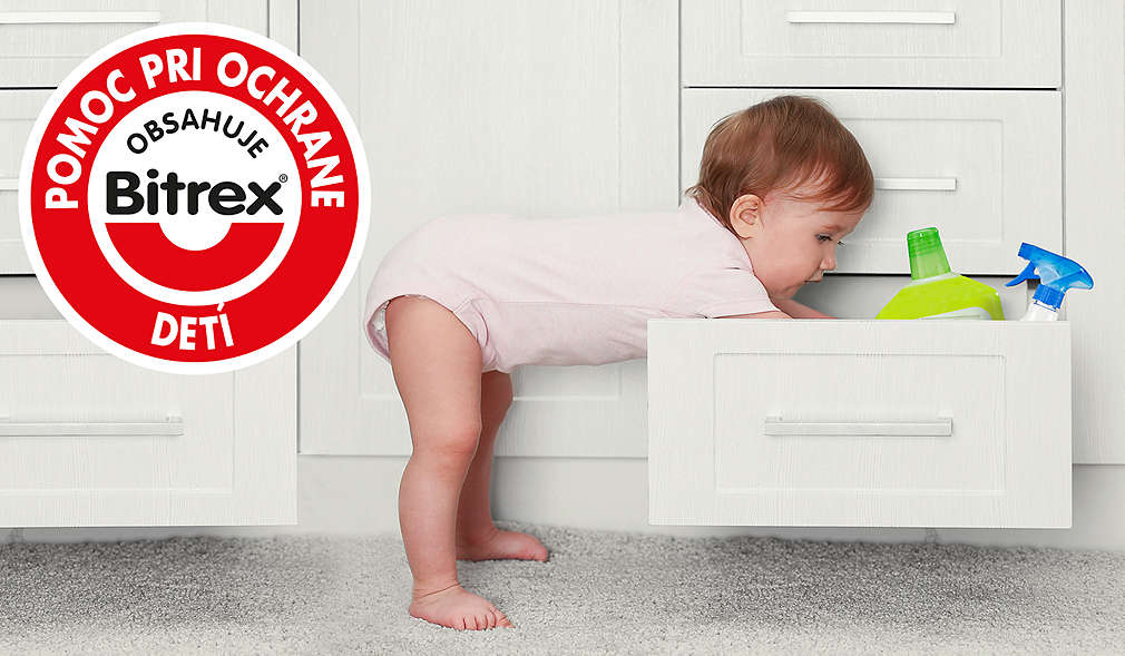 Bábätko sa opiera o otvorenú zásuvku s čistiacimi prostriedkami