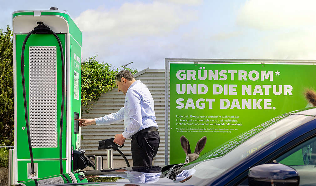 Mann nutzt Kaufland Elektro-Ladestation
