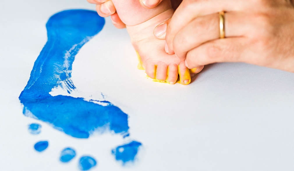 Von einem Baby wird ein Fußabdruck angefertigt