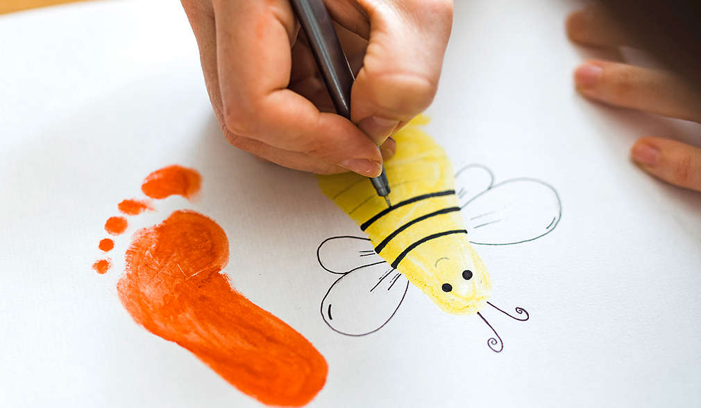 Fußabdruck des Babys wird kreativ gestaltet