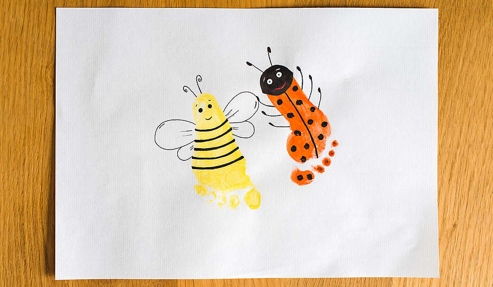 Kreativ gestaltete Fußabdrücke eines Babys