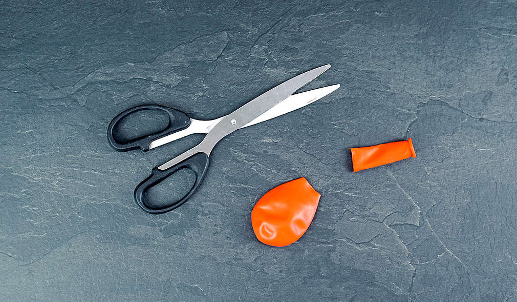 Abbildung: Schere und beschnittener Luftballon
