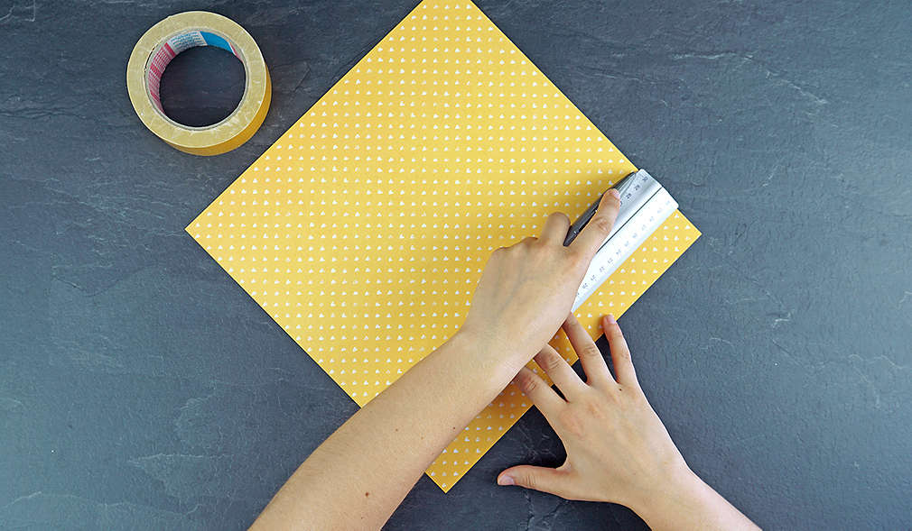 Abbildung: Geschenkpapier und Klebebandrolle